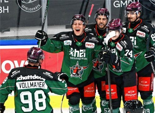 Simon Gnyp (mitte) feierte seinen ersten Treffer für die Starbulls Rosenheim. Foto Ziegler