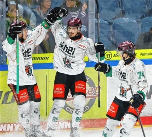 Simon Gnyp, Torschütze Stefan Reiter und Ludwig Nirschl (von links) bejubeln das 1:1.Foto samla.de