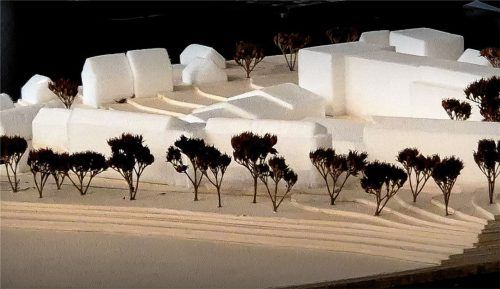 So sieht das Modell des mit der Neuplanung beauftragten Architekturbüros Dasch, Zürn und Partner vom Ist-Zustand des Schulzentrums aus. Im Vordergrund befinden sich die Gebäudeteile, die der Spitzhacke zum Opfer fallen sollen.Foto Rieger