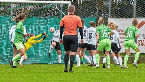 Sophie Lagler (verdeckt) erzielte hier das 1:0 für Bad Aibling.Foto Dirk Habermann