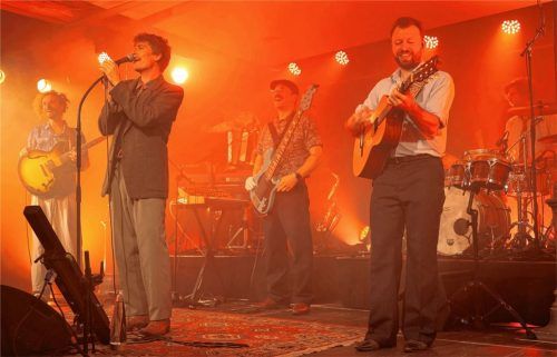 Spielten sich in die Herzen des Publikums: (vorne, von links) Sänger Andreas Eckert und Gitarrist Thomas Thumann mit (hinten, von links) Gitarrist Daniel Randlkofer, Keyboarder Christian Winkler, Gitarrist Stefan Pfeifer und Schlagzeuger Julian Menz. Foto seitz