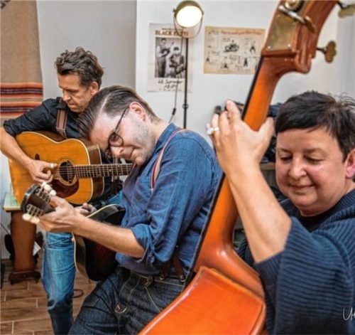 Stimmiger Auftritt: Peter Crow C. (links), Ferdinand „Jelly Roll“ Krämer und „Mama Angerer“. Foto kewitsch