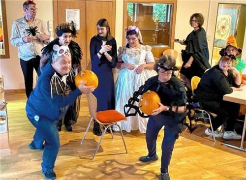 Stimmungs-Höchstwerte löste das Kürbiskopf-Wettrennen im Bürgersaal aus.Foto Neuwirth