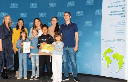 Stolz nahm die Kolbermoorer Abordnung ihre Auszeichnung entgegen: (von links) Kultusministerin Anna Stolz, Manuela Wenger, Christa Wagner, Corinna Winter, Thomas Ertl. Foto Jens Hartman