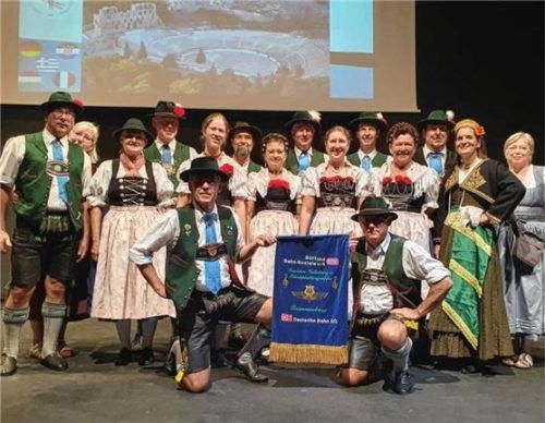 Stolze Vertreter in Athen: Die Trachtengruppe des Bahnsozialwerks (BSW) Brannenburg-Rosenheim.Foto re