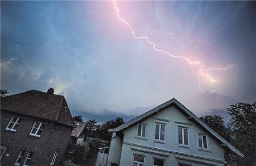 Sturm vorbei? Dann sollten nach dem Ereignis mögliche Schäden sorgfältig dokumentiert werden. Foto Hauke-Christian Dittrich/dpa