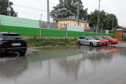 Südlich des Großkarolinenfelder Bahnhofs bilden sich bei starkem Regen große Pfützen.Foto Heinz