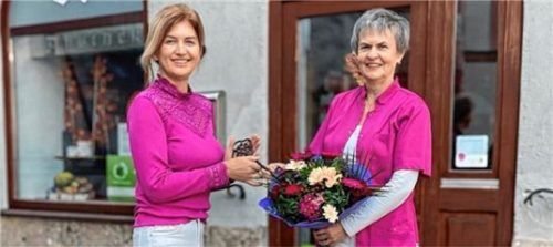 Symbolisch überreicht Sigrid Scholz (rechts) den Schlüssel an ihre Nachfolgerin Renate Bertl, die ab dem 2. November die Kunden herzlich willkommen heißt.