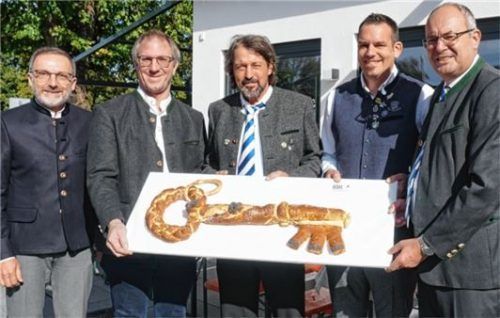 Symbolische Schlüsselübergabe: (von links) Bürgermeister Olaf Kalsperger, Ingenieur Sepp Katzer und die TuS-Vorstandschaft mit Ottmar Konrad, Florian Heller und Uli Maier.