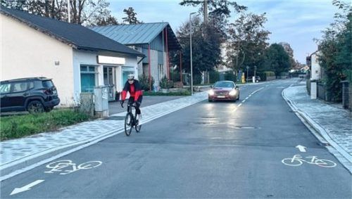 Über 60 weiße Fahrrad-Piktogramme zwischen der Weihenlindener Straße und der Fraunhoferstraße weisen auf das erhöhte Radler-Aufkommen und deren besondere Schutzbedürftigkeit im Straßenverkehr hin. Foto neuwirth
