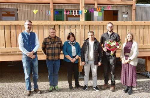 Über den neuen Waldkindergarten in Rottau freuen sich (von links) Bürgermeister Stefan Kattari, Siegi Wimmer vom Technischen Bauamt in Grassau, Marina Pfaffinger, zuständig für die Kindergärten der Gemeinde Grassau, Kai Wagner von der AWO, Max Schlosser, der Leiter des neuen Waldkindergartens, sowie Sonja von Rosen von der AWO. Foto  Adersberger