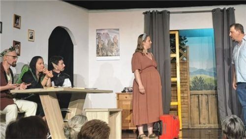 Überraschungsbesuch beim Elfentreffen: Die Heimatbühne Rosenheim spielt als Herbststück den turbulenten Dreiakter von Andreas Kern „Zimmer für Fanny“. Von links: Tobias Katzenberger, Lisa Schmidt, Marinus Zweckstätter, Franziska Zweckstätter und Thomas Reichhart.Foto Sieberath