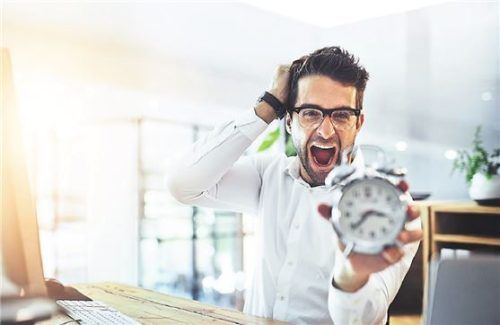 Um Zeitdruck beim Immobilienkauf zu umgehen, kann eine Reservierung helfen. Diese ist allerdings ohne notarielle Beurkundung nicht in jedem Fall bindend. Foto Panthermedia/Peopleimages