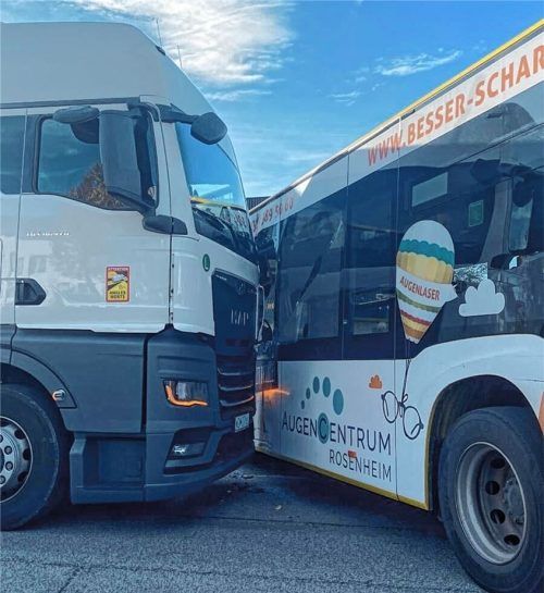 Unfall zweier Schwergewichte: Am Mittwochabend kam es in Westerndorf zu einer Kollision zwischen einem Bus und einem Lkw. Foto privat