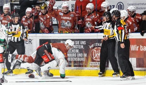 Ungebrochen: Der erst 20-jährige Aleandro Angaran besiegte den elf Jahre älteren Travis Ewanyk im Faustkampf. Die Starbulls ließen sich so aber nicht beeindrucken.
