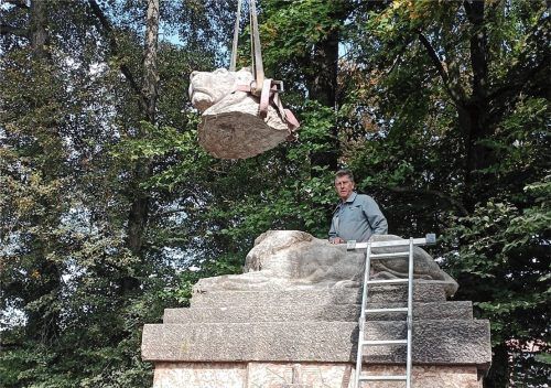 Unter den Augen von Peter Franke wird der Löwenkopf per Kran heruntergehoben.Foto re