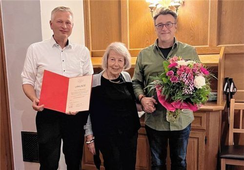 Ute Bößwetter (Mitte) mit Bürgermeister Richard Richter (links) und dem neuen Vorsitzenden des Fördervereins der Galerie Markt Bruckmühl, Stefan Mager (rechts), bei der Ehrung. Foto bachmayr