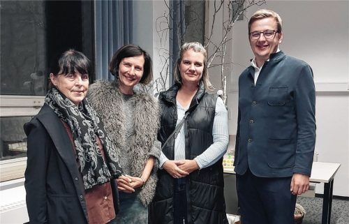 Von links: Schulleiterin Manuela Biersack, Leiterin OGTS Neubeuern Helga Kioltyka, Bereichsleiterin Diakonie Rosenheim Anna Klein, Bürgermeister Christoph Schneider (Unabhängige Neubeurer).Foto Riedl