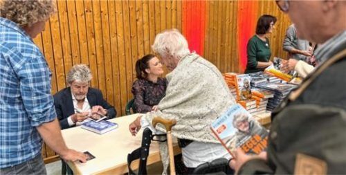 Vor und nach der Show sowie in der Pause nahmen Reinhold Messner und seine Frau Diane sich viel Zeit für Fans und Autogramme.