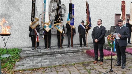 Vorsitzender Max Rein (links) und Zweiter Vorsitzender Josef Bichler (rechts) bei der feierlichen Ansprache.Foto re