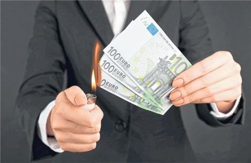 Wer auf Fake-Shops reinfällt, verbrennt sprichwörtlich bares Geld. Foto belchonock/Panthermedia