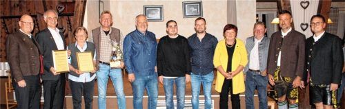 Wolfgang Dostthaler, Vorsitzender des SV Bad Feilnbach (links), und seine Stellvertreter Christian Matschina (rechts) und Christian Seifert (Zweiter von rechts) ehrten die langjährigen Mitglieder (von links) Dr. Konrad Schober, Monika Matschina, Thomas Meder, Hans Nagl, Anian Stadler, Florian Gschwendtner, Anneliese Pfeiffer und Georg Huber.Foto Strim