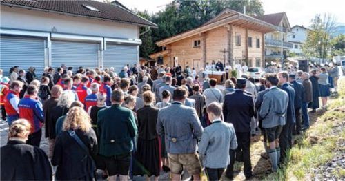 Zahlreiche Bürger und alle Rohrdorfer Vereine feierten mit der BRK-Bereitschaft Rohrdorf deren 50. Geburtstag. Foto Thomae