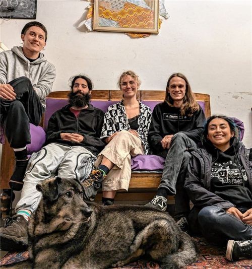 Ziehen bald von München nach Oberaudorf: Ein Teil der „Kobel 13“-Gründungsmitglieder (von links) Juli, Urs, Ori, Fabio und Laura sowie Hund Mekani. Foto Re