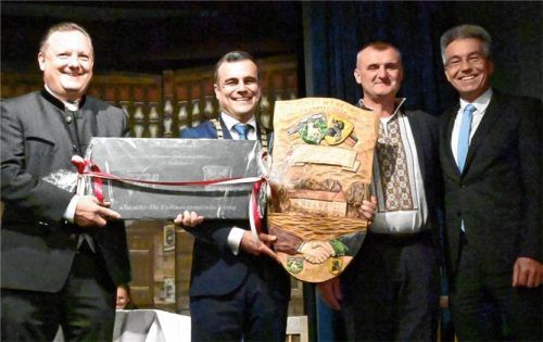 Zu den Gästen, die Bad Endorfs Bürgermeister Alois Loferer (Zweiter von links) begrüßen konnte, zählten (von links) Bürgermeister Karl-Josef Schubert aus Vomp, Bürgermeister Misha Popelych aus Volovec und Landrat Otto Lederer.