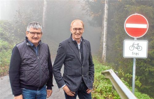 Zufrieden mit der Verkehrslösung am Deininger Berg: (von links) Irschenbergs Bürgermeister Klaus Meixner und Stefan Deingruber, Bürgermeister der Gemeinde Fischbachau. Foto re