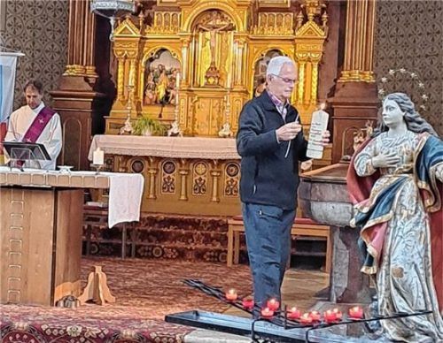 Zum Bußgottesdienst in Chieming entzündete Diakon Sepp Stürzer die Kerze des Pittenharter Trachtenvereins.