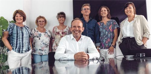 Zum Team der Druckvorstufe, die von Stefan Herz (Mitte) geleitet wird, gehören der Anzeigensatz, das Korrektorat und der Seitenumbruch. Im Bild zu sehen von links: Karin Oschwald, Katja Eibl, Sabine Marten, Werner Schmidt, Bettina Kapellakis und Sabine Kurz. Es fehlen: Ingrid Polz, Melanie Fischberger, Jasmin Oruc-Batler, Heinz Fray, Rudolf Berghammer und Nicole Mader. Foto Manfred Bär