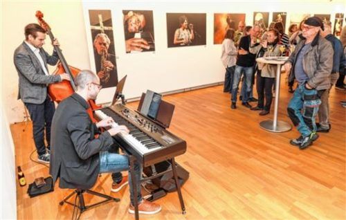 Zusammen mit dem Pianisten Nasos Koutifaris sorgte der Bassist Maximilian Schmid bei der Vernissage der Foto-Ausstellung im Kulturforum Klosterkirche für die passende musikalische Einstimmung Foto effner