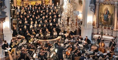 110 Sänger und Musiker wirkten beim Priener Kirchenkonzert mit. Foto berger