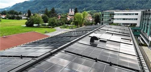 240 Photovoltaikmodule wurden auf dem Dach der Aschauer Kinderklinik installiert.Foto  re