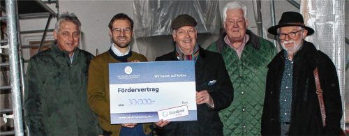 30000 Euro spendet die Deutsche Stiftung Denkmalschutz für das Projekt. Bei der Übergabe: (von links) Großkarolinenfelds Bürgermeister Bernd Fessler, Pfarrer Dr. Richard Graupner, Axel Hofstadt und Joachim Freiherr von Maltzan von der Stiftung sowie Walter Vogel vom Förderverein der Karolinenkirche.Foto Heinz