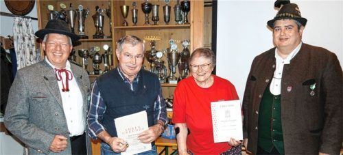 50 Jahre ist Hans Widmann (Zweiter von links) bei den Bad Endorfer Schützen, 40 Jahre Gudrun Hantschel. Die Ehrung gab‘s von Zweitem Gauschützenmeister Uwe Kueres (links) und Schützenmeister Christian Edenhofer.Foto re