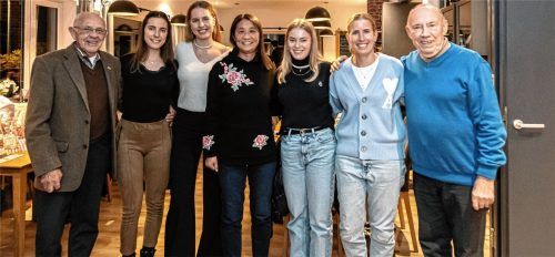 60 Jahre Erfolgsgeschichte der Tischtennisabteilung des SV-DJK Kolbermoor stehen hier auf diesem Bild: Links und rechts außen die beiden Gründerväter der einst zwei Abteilungen, Heinz Engelbrecht und Albert Hamberger. In der Mitte die aktiven Bundesligadamen (von links nach rechts) Laura Tiefenbrunner, Annett Kaufmann, Quianhong Gotsch, Hana Arapovic und Kristin Lang. Foto  Thomae