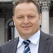 Bayerischer Schulpolitiker im Osten