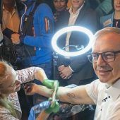 Zehn Politiker, ein Tattoo