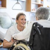 Pflege: Immer länger, immer teurer