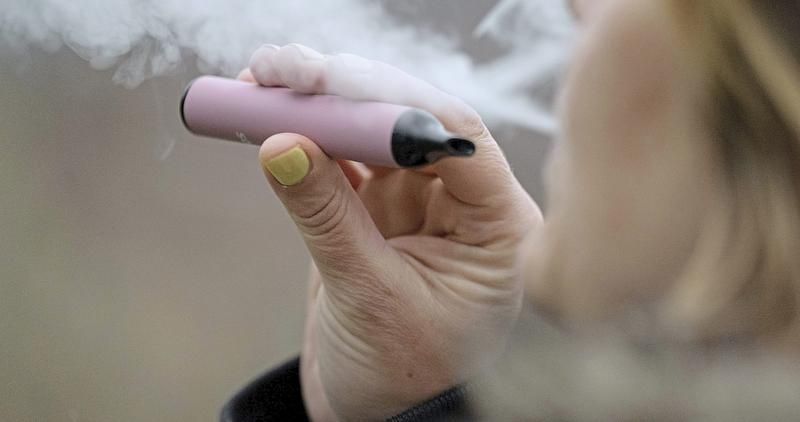 rauchverbot auch für e-zigaretten E-Zigaretten und Vapes: Gesundheitsministerin will strengere Regeln für  Vapes und E-Zigaretten main image 0