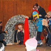 Auer Kinder stellen Szene von St. Martin nach