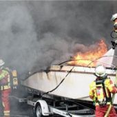 Brennendes Boot setzt Halle in Brand