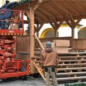 Christkindlmarkt-Bühne bereit – Eröffnung am Freitag