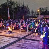 Stimmungsvolle Andacht mit traditioneller Feier – Pfarrei St. Korbinian organisiert Martinsfeuer und Umzug in Heufeld