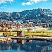 Der erste Hauch des Winters begrüßt am Fuße der Hochries eine letzte Erinnerung an den Sommer