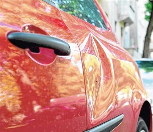 Ab in die Werkstatt: Deutsche Autofahrer lassen ihrenWagen nach einem Unfall meist umgehend reparieren. Foto Inga Kjer/dpa