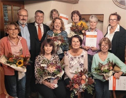 Acht ehrenamtliche Mitarbeiterinnen wurden für ihre langjährige Tätigkeit geehrt. Bürgermeister Peter Kloo (Zweiter von links) und BRK-Kreisgeschäftsführer Direktor Martin Schmidt (Dritter von links) übernahmen die Auszeichnungen. Foto re