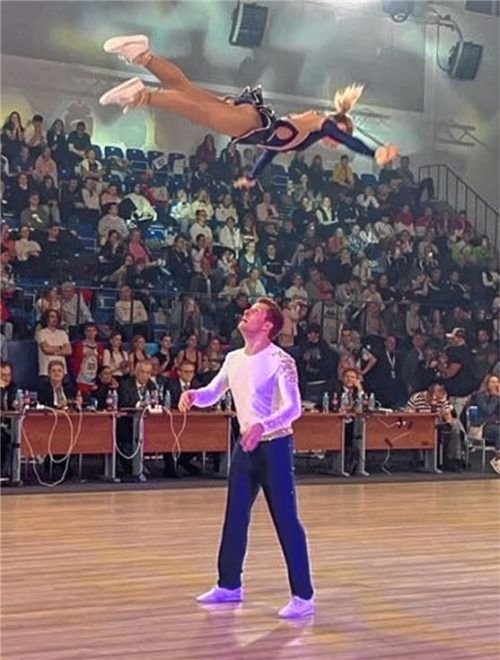 Akrobatisch: Veronika Megyesi und Christian Gartmeier landeten bei ihrem ersten internationalen Auftritt im Halbfinale. Foto re